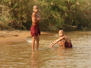 22_swimming monks